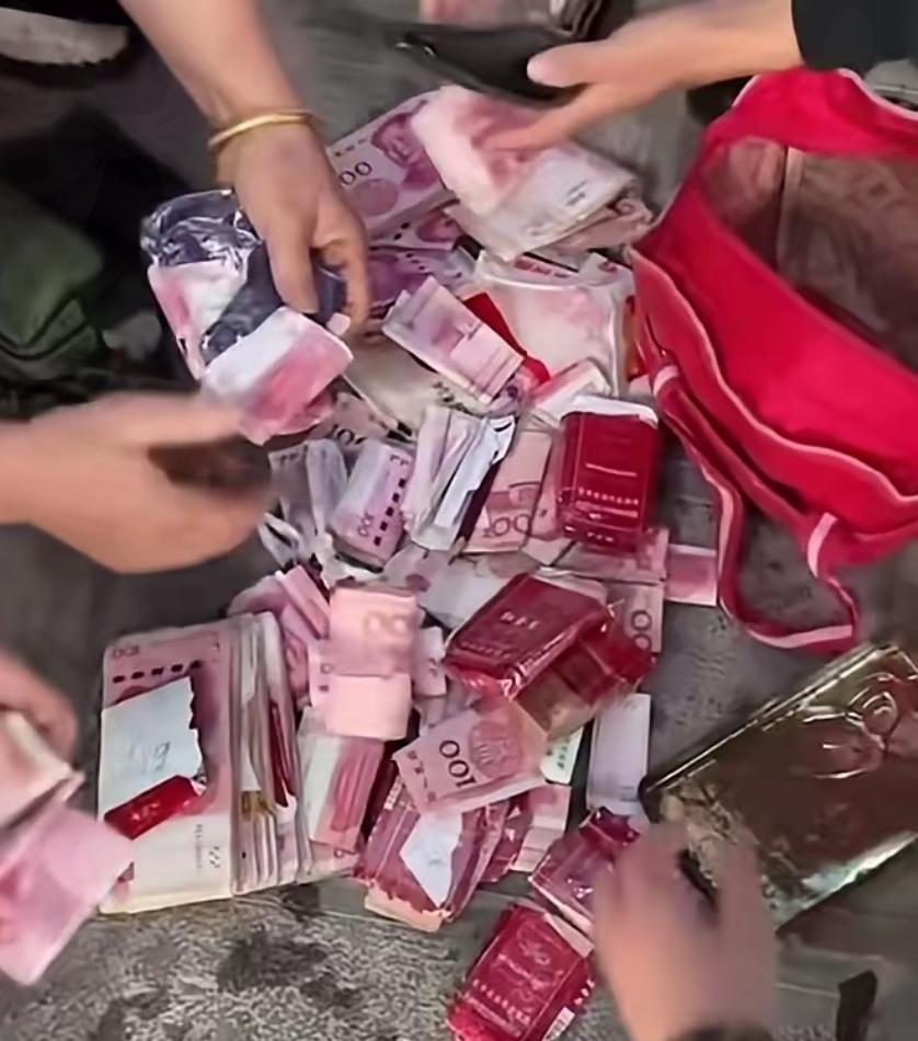 无儿无女的低保老人走了,街道办的人帮他送终,整理遗物时全都哭了——这哪是清贫一辈