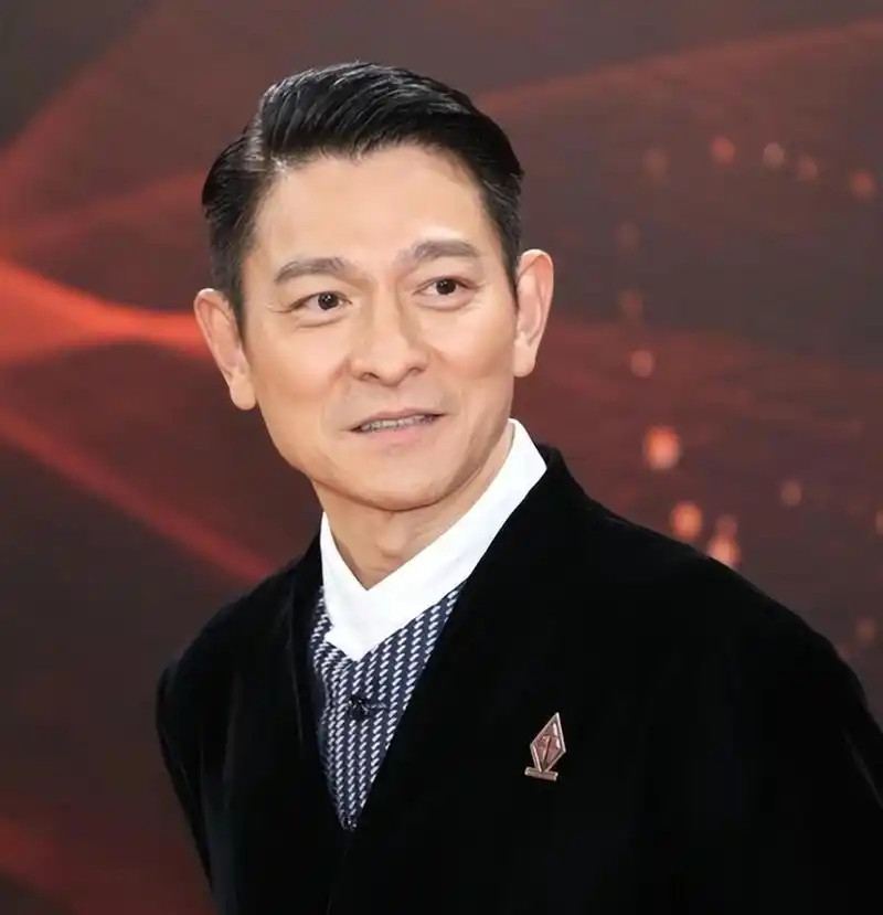 刘德华身价上百亿，但是有一个铁打的规律，就是刘德华从不去触碰股票资产，记得有一次受采访时记者问他这么