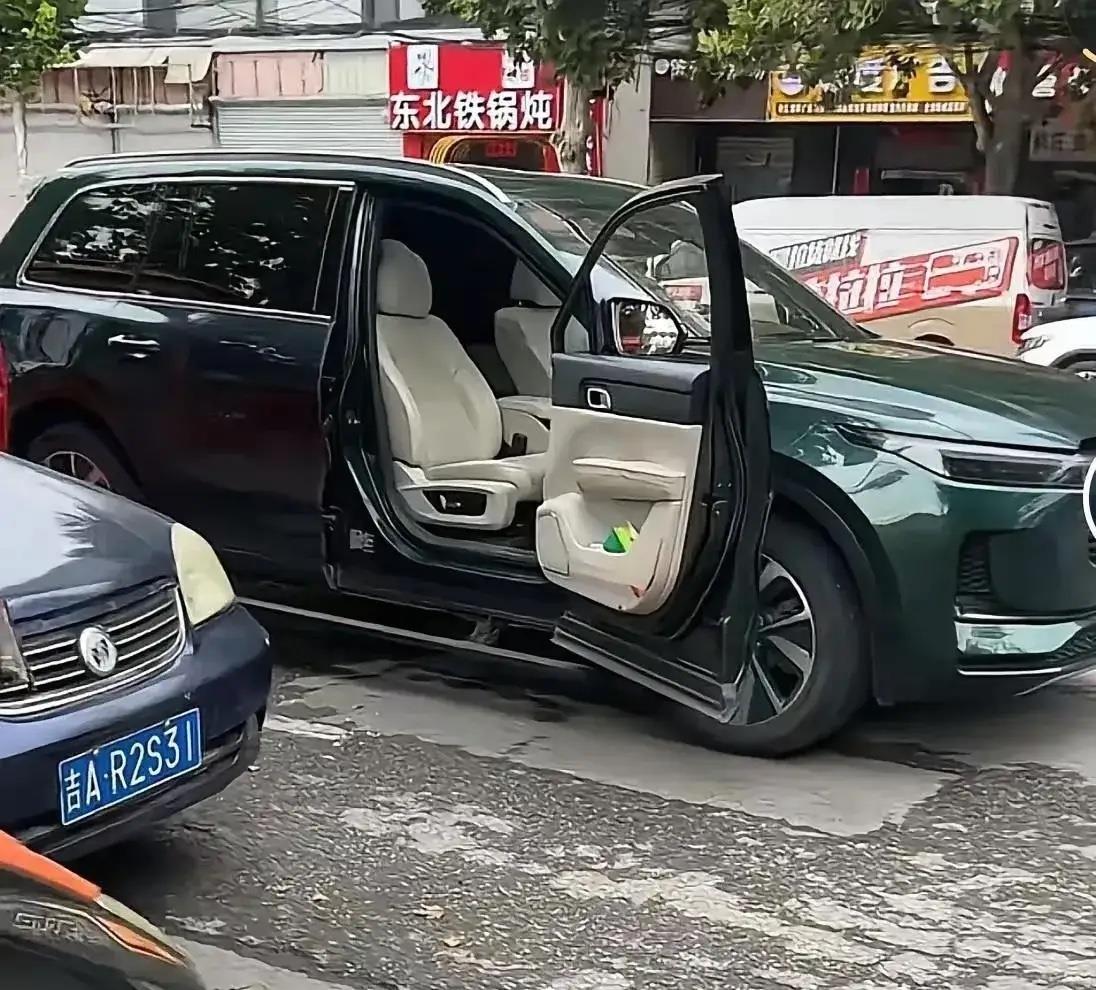 这是什么车？门是这样开的！
