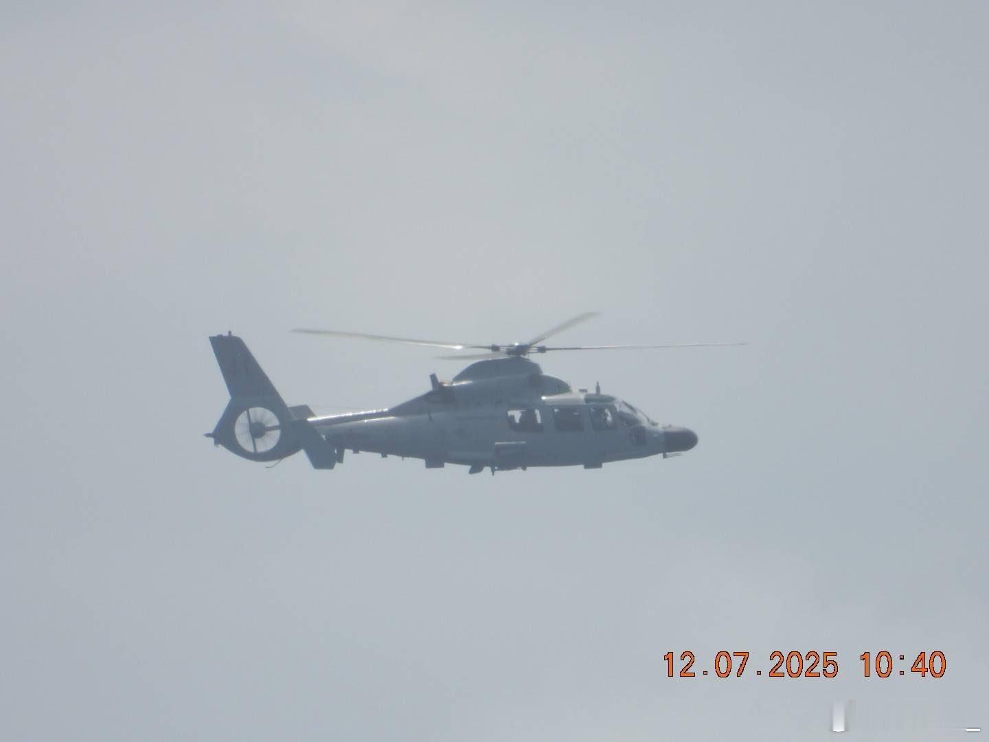 中国海军Z-9D直升机今天在卡夫拉岛附近海域监控菲海警9701舰。图二箭头所示