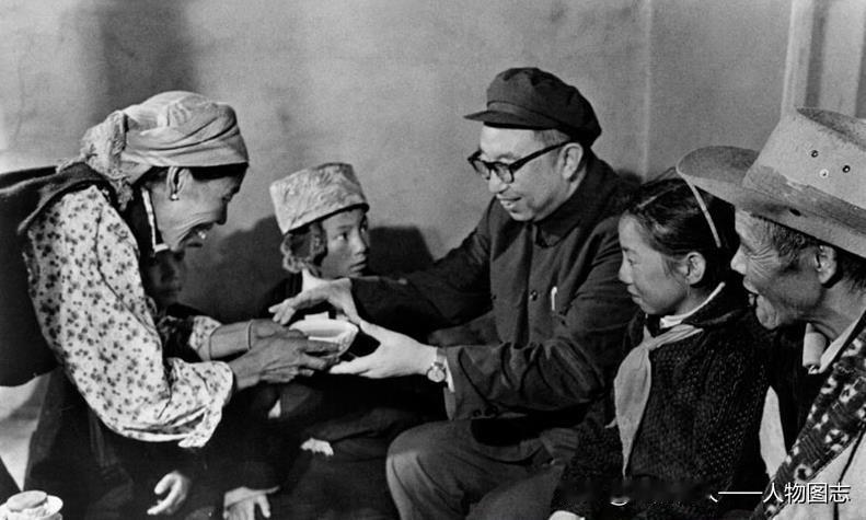 1975年9月9日下午，华国锋同志在自治区党委第一书记任荣等陪同下，冒雨访问了拉