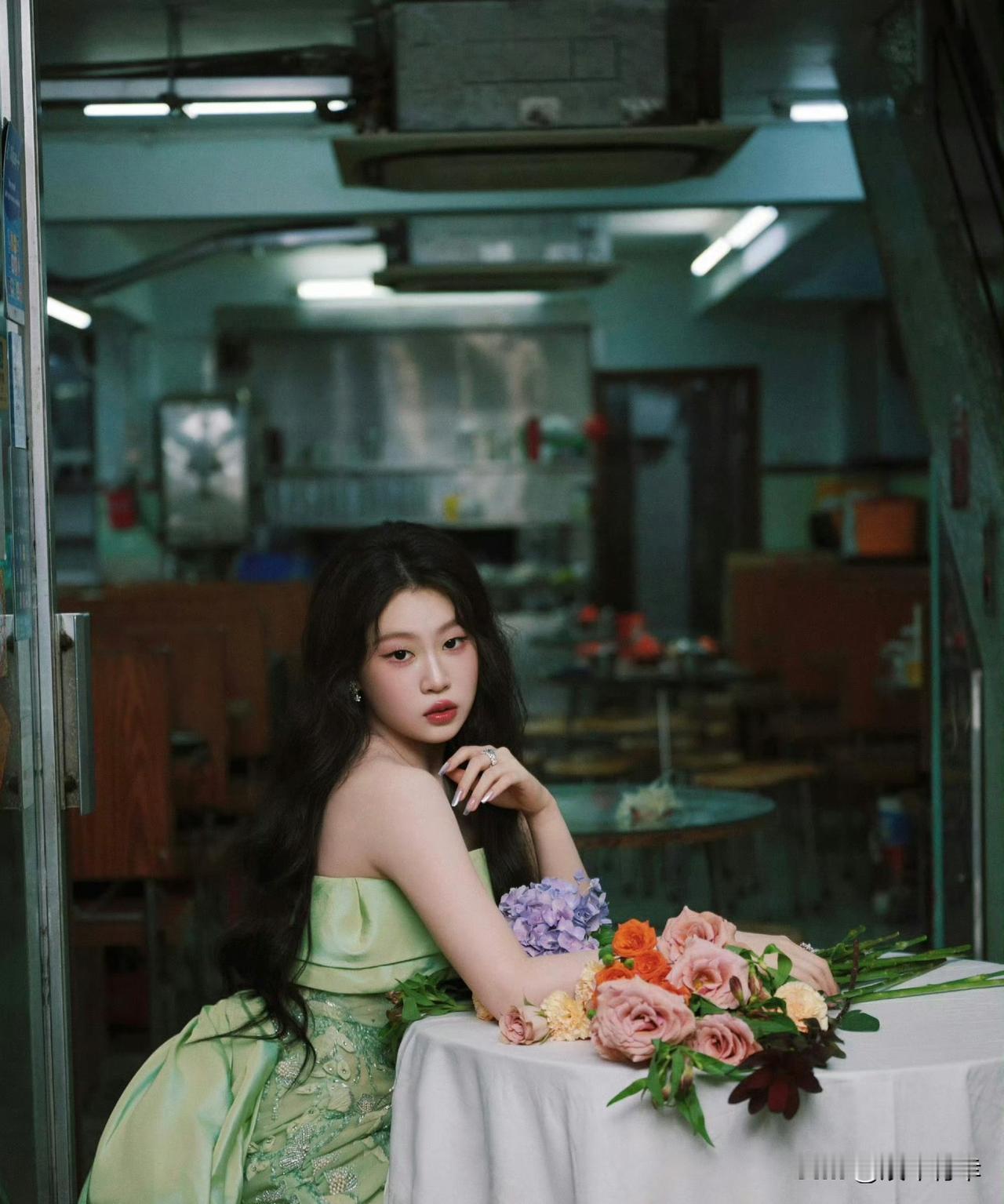 小沈阳女儿沈佳润也是吃上颜值这碗饭了。近日沈佳润亮相红毯活动，一袭薄荷绿的抹胸高