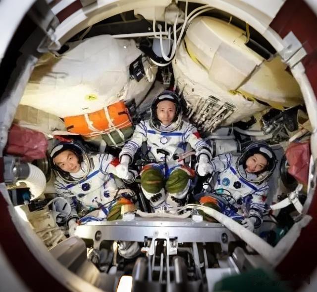 神舟二十三号3.5小时对接成功！2030登月也稳了！太空“神车”升级了！神舟