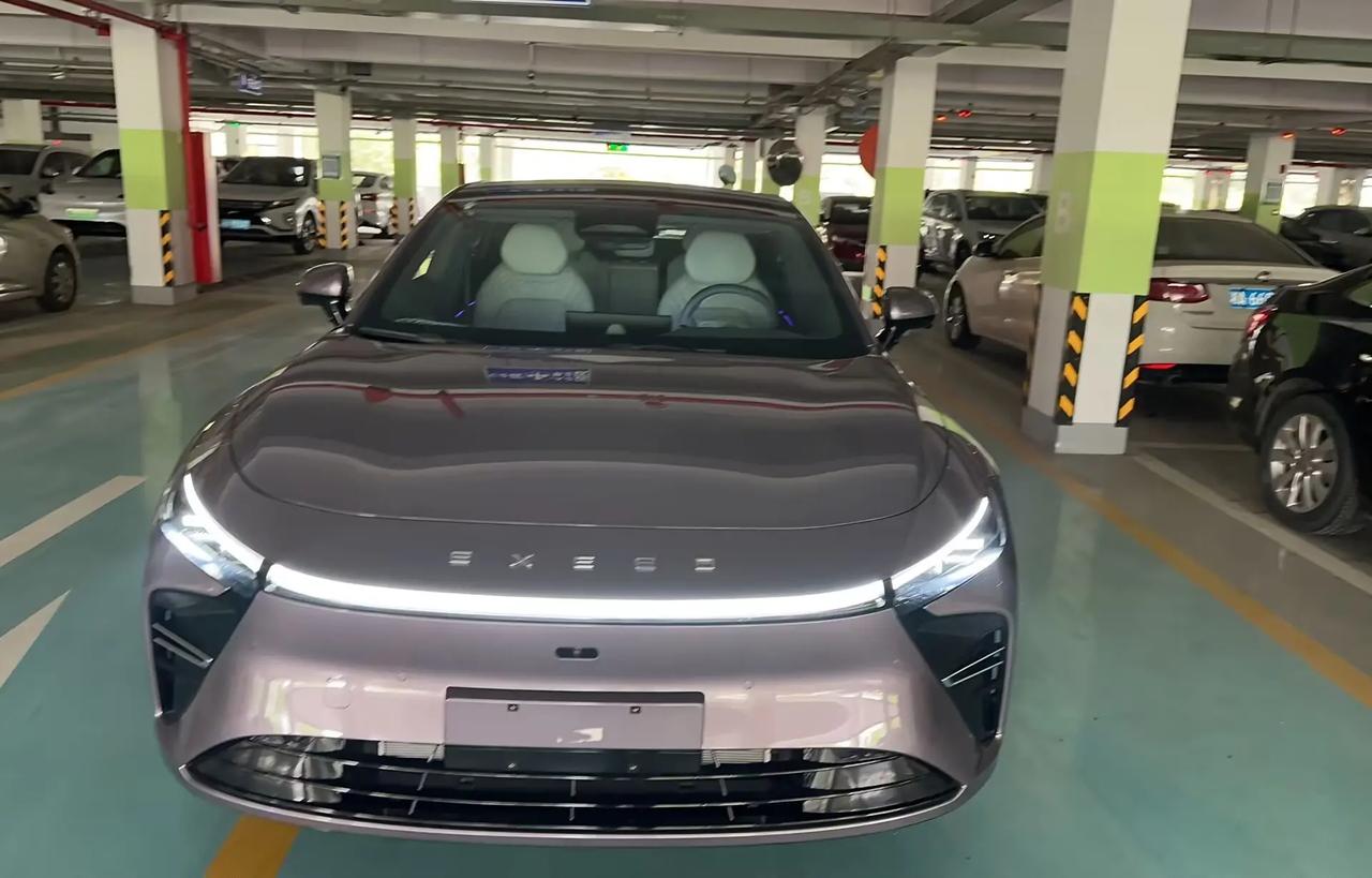 2024款Max长续航版，新车指导价26.98万，现在二手15万多就能拿下。Ul