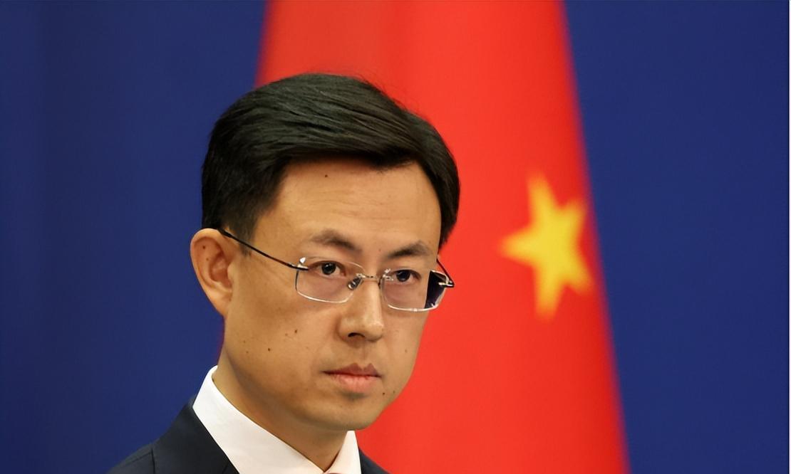 越南这步棋，下得很脏也很急。等舆论的目光被别处的烟火吸走，它在南沙一顿猛堆沙包