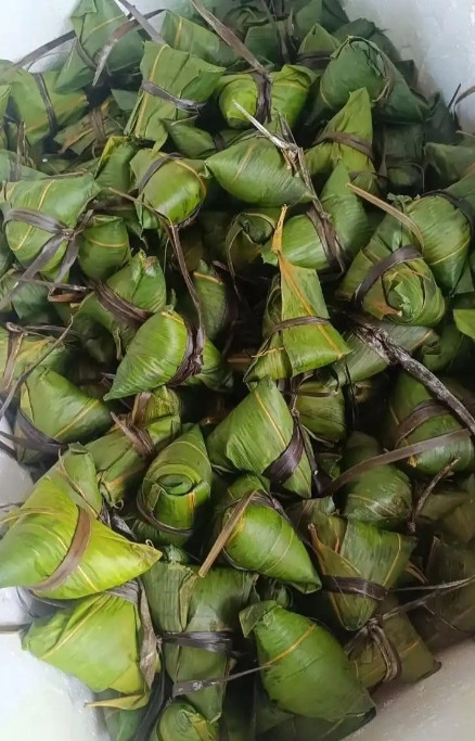 端午节回娘家，路过前夫老家，顺路去看前婆婆，推开院门后，看到前婆婆坐在门槛缝补衣