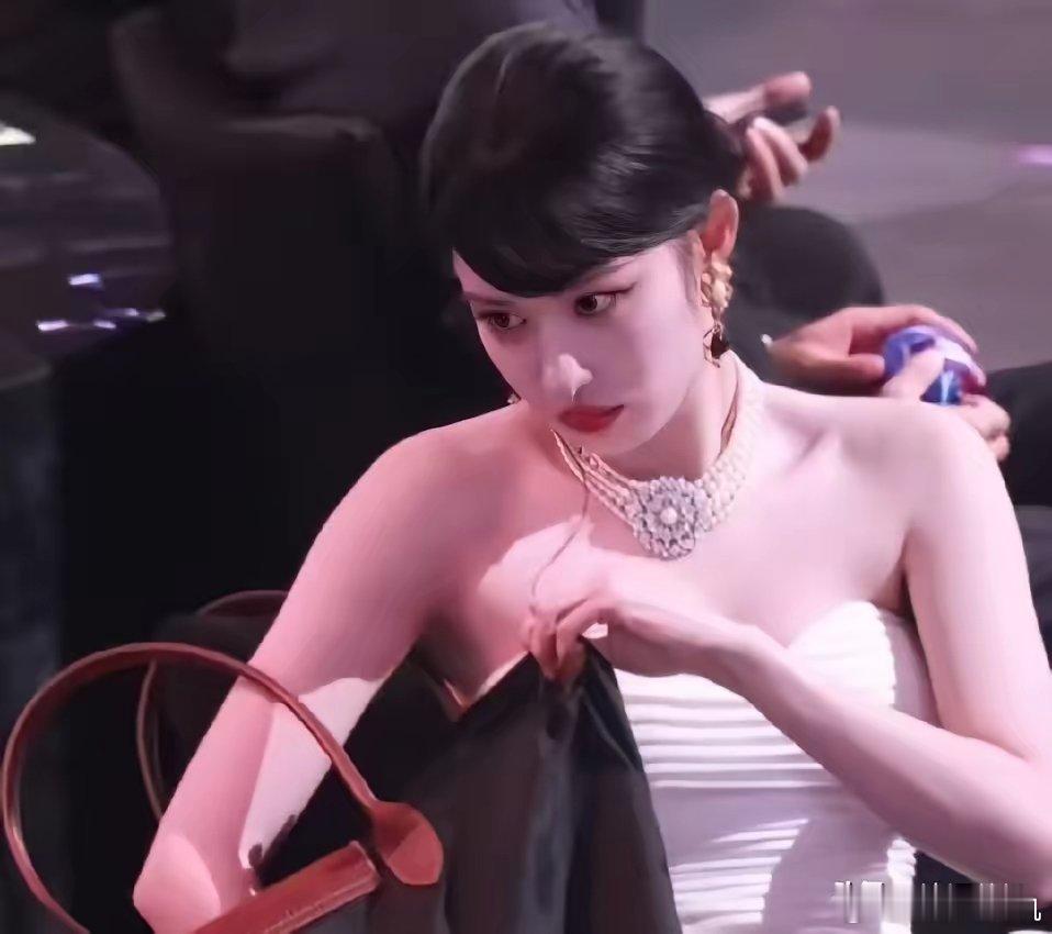 坐在C位的杨幂没有想到坐在C位的白鹿也没有想到王楚然竟然在尖叫之夜给所有女明星好