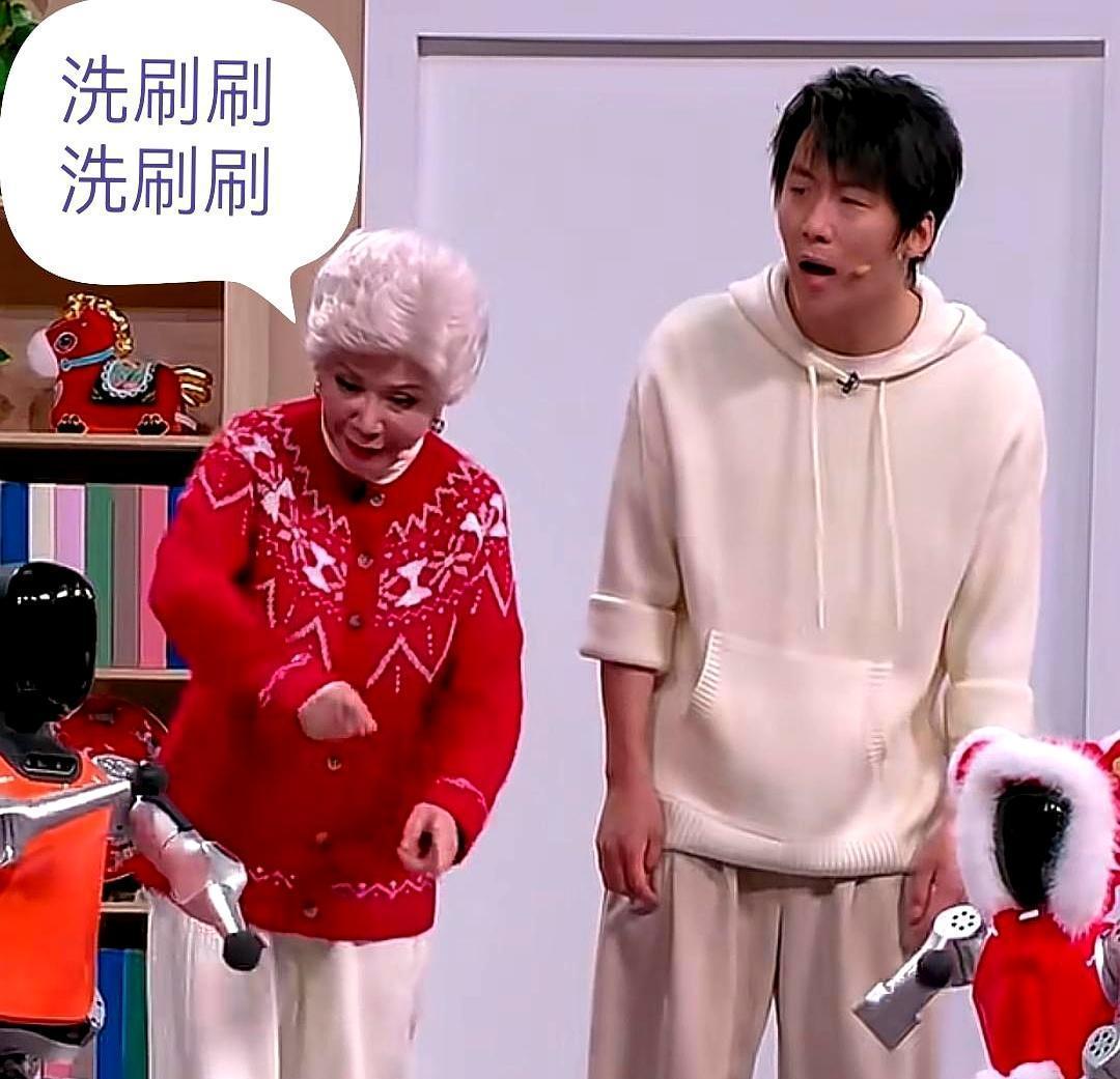 蔡明“活了”！春晚她一开口，上亿人脊背发凉：这根本不是她本人。你以为是她又来