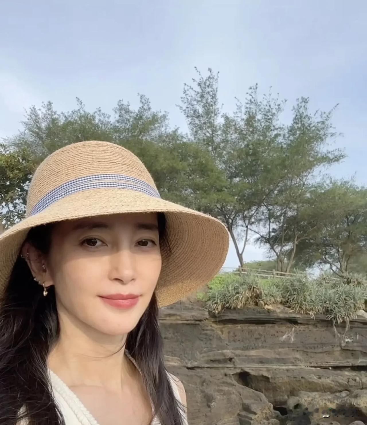 李冰冰现在为什么不拍戏了，我觉得是因为她现在的地位已经稳了，也不缺钱，内娱大环境