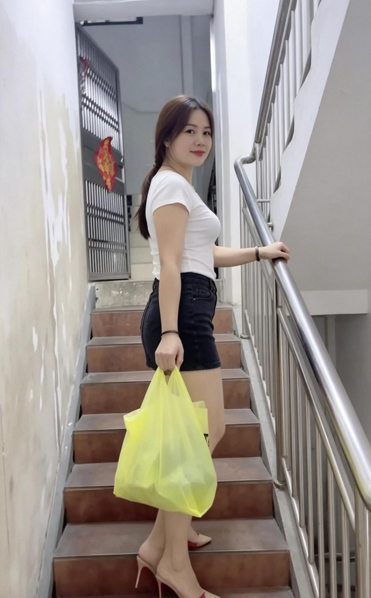 少妇上楼梯
