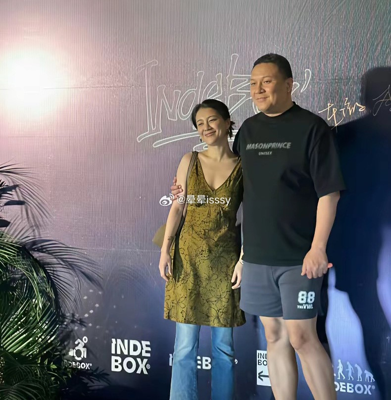 事实证明，头发放下来比束发好看。
