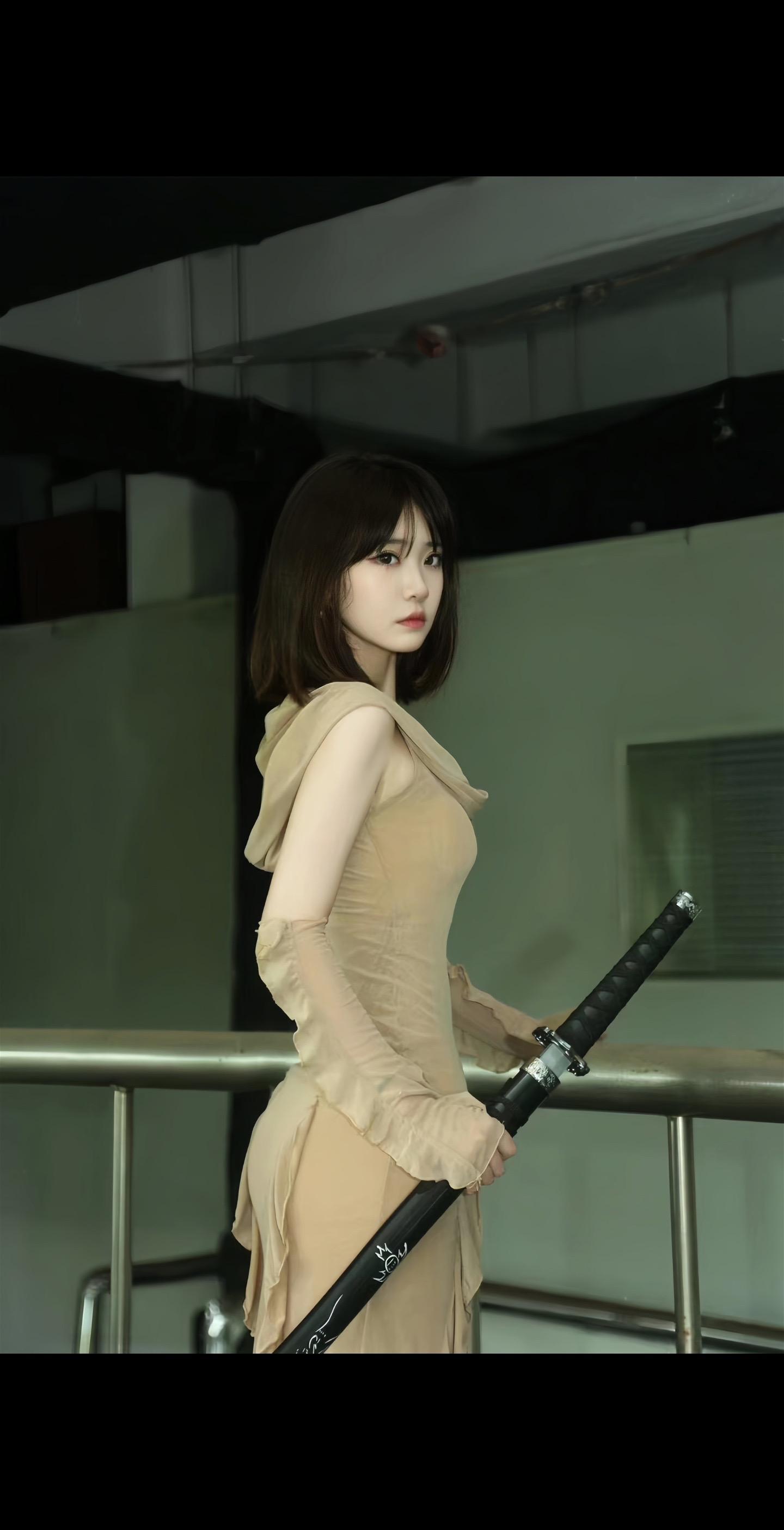 撑着悲伤不回头。