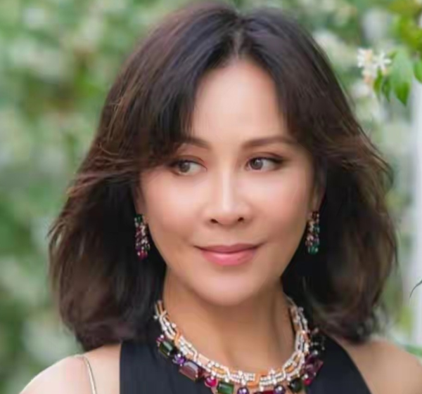 主持人问刘嘉玲你平时炒股吗刘嘉玲说：“以前炒股赚了一点钱，但现在不炒了。”主持