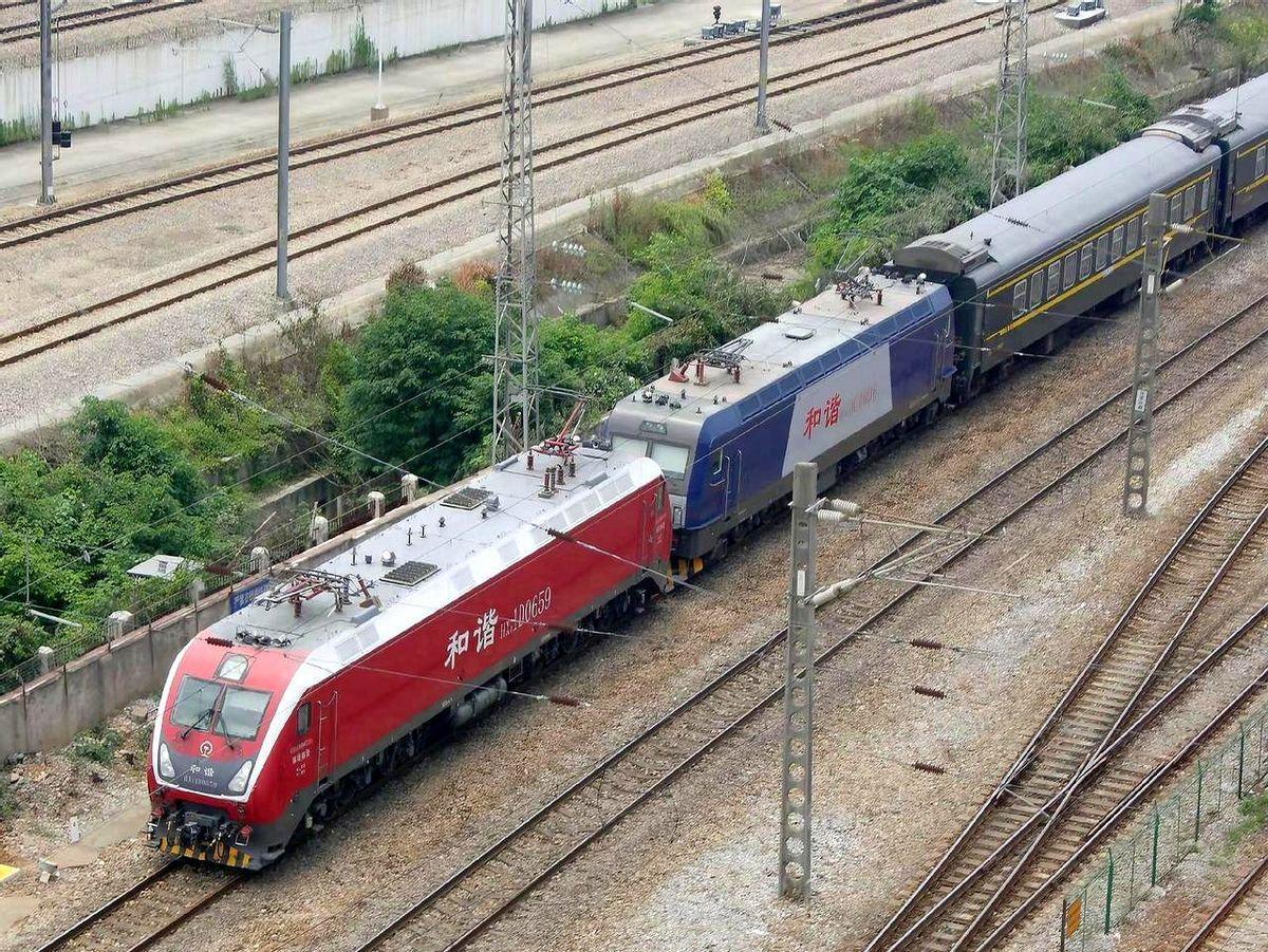 “哐当”一声,长沙狮子山楼顶的铁门被物业焊死,拍火车最出片的机位,说没就没了。