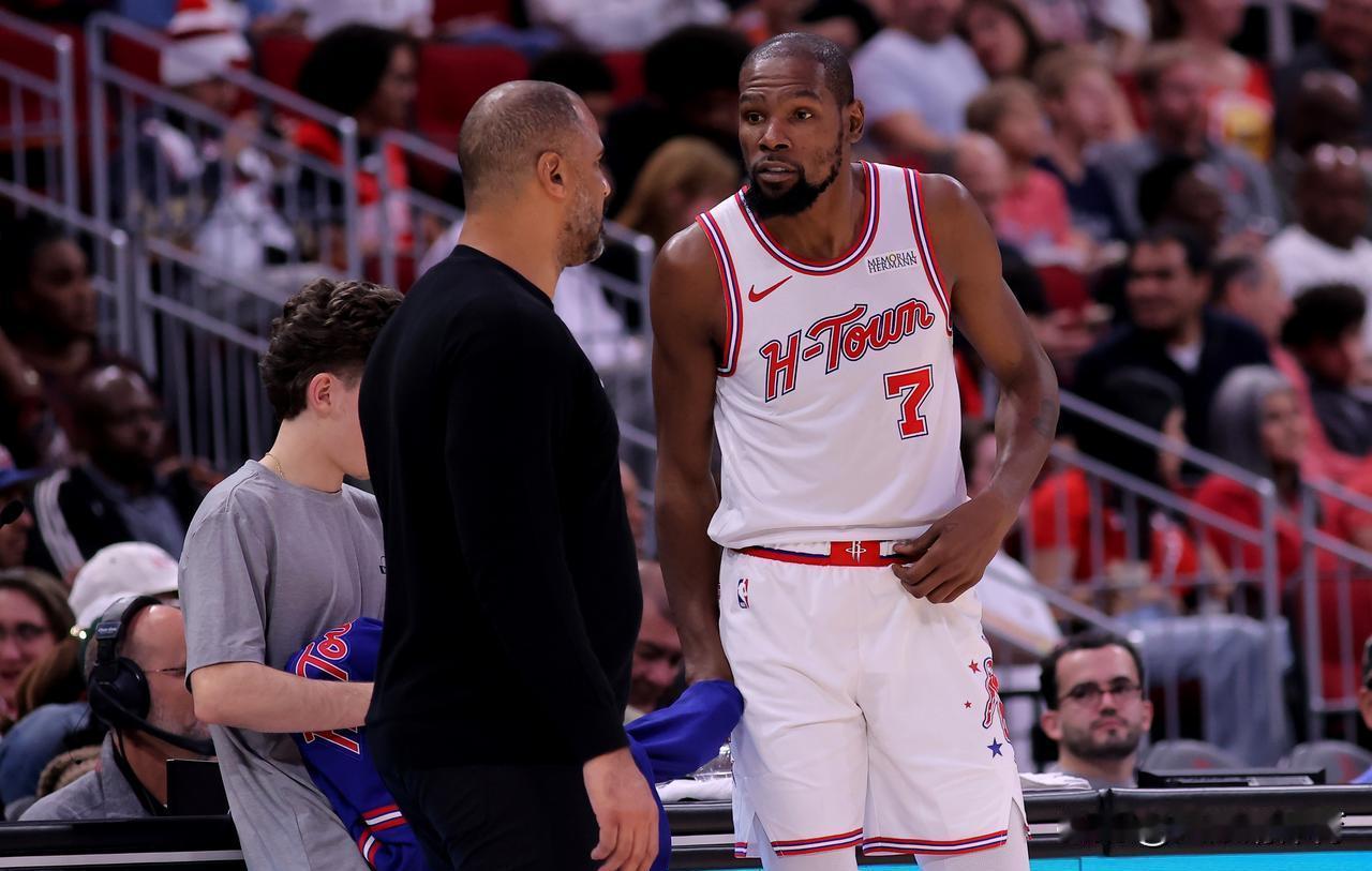 别再被17胜10负骗了。火箭撕掉伪强队标签，靠的不是战绩。盯着格林离队、范弗