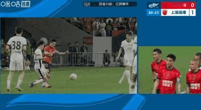 这两个动作大家认为哪个更应该是红牌？图一是韦世豪踩踏，图二是曹永竞踩踏。