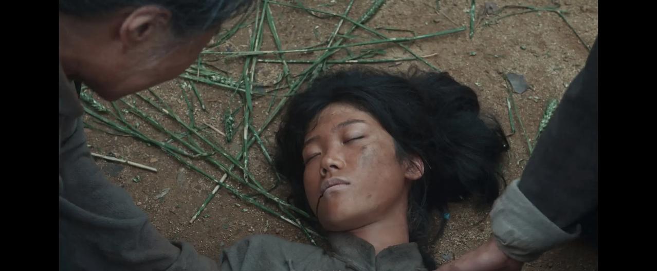 《生万物》傻挑死了！被日本鬼子刺死了！铁头和坷拉砍柴回来看到非常伤心，虽然铁头