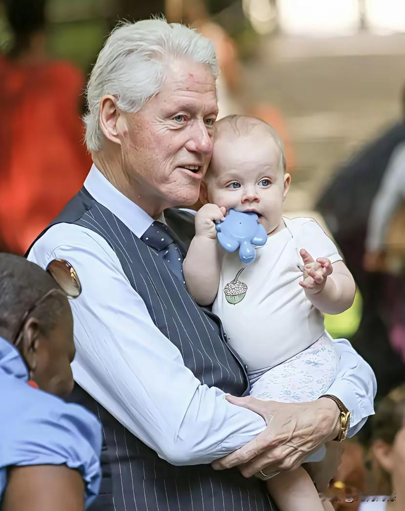 克林顿外抱孙子玩，希拉里也抱外孙子玩，这说明他们两口子对自己女儿的孩子是非常喜欢