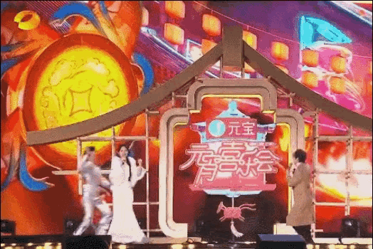 元宵晚会太有看点！湖南卫视元宵喜乐会直播突发惊险意外，嘉宾摔倒后滑行直冲何炅，何