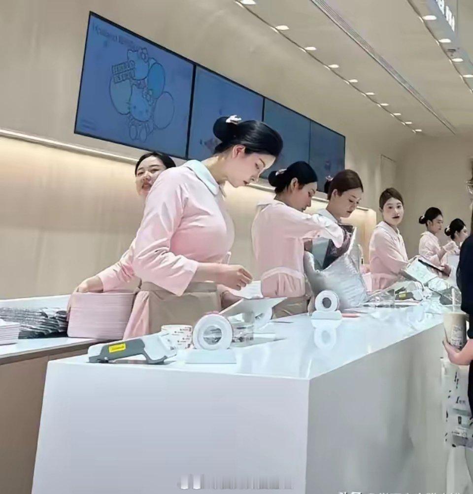 雷军看到后，他就知道了，他还得提高，他不是营销界的老大，人外有人，天外有天​​