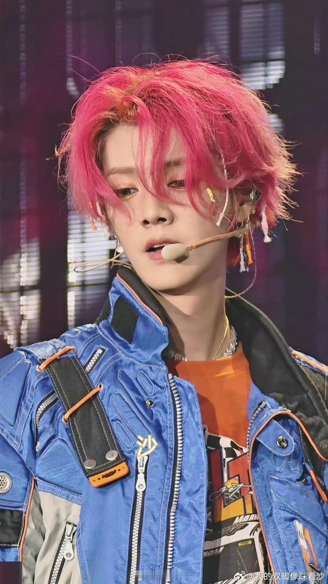 鹿晗梓渝粉发色妆造🈶两位大帅哥颜值这块太权威啦～梓渝蓝粉色