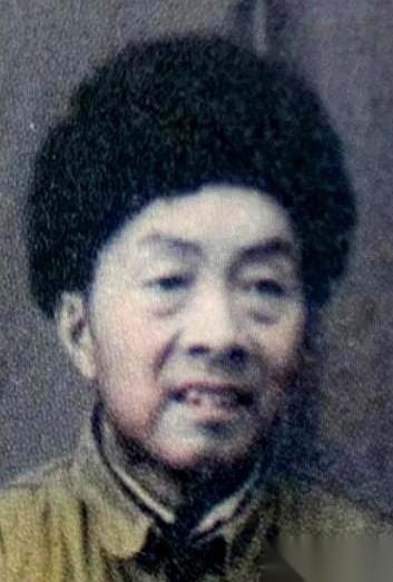 1935年，甘肃村口，一棵老树。一个满嘴江西口音、一身当兵痕迹的汉子，被当地保长