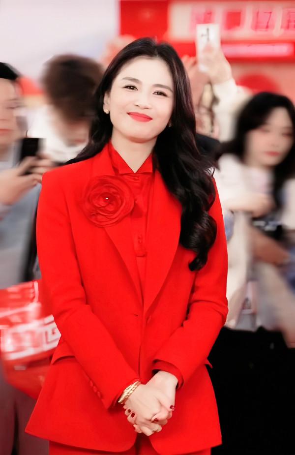 今天刘涛在杭州出席活动，她这次穿了一身大红色的衣服，看上去特别的漂亮。刘涛里