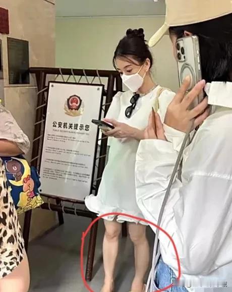 天王郭富城小娇妻去西双版纳游玩被拍，身穿孕妇裙的方媛身材还是漂亮有型，只是这双腿