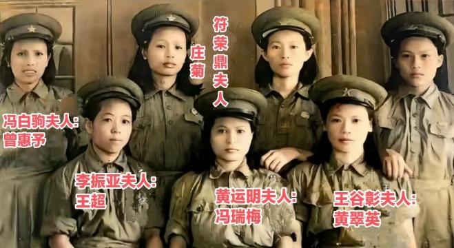 1950年，琼崖纵队的女报务员，在艰苦的革命环境中她们以电台为枪，长期承担着机要