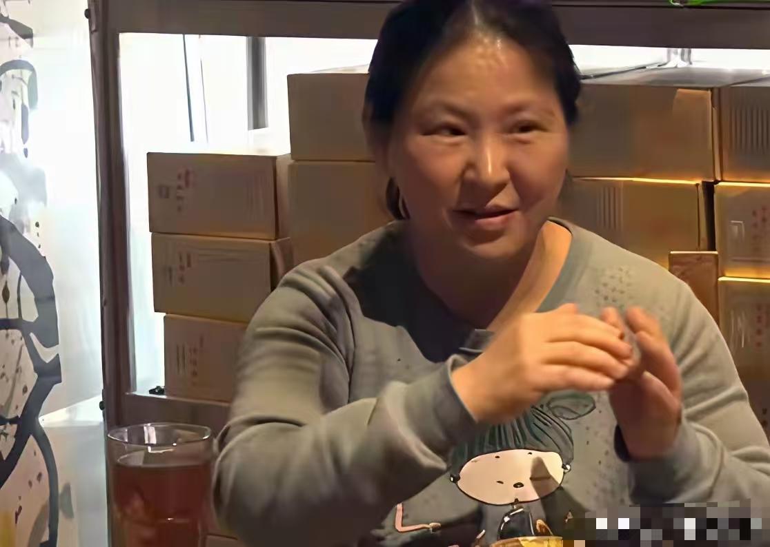 叶倾城，据说1974年的。以前觉得这个作家文字隽秀，长的倾城倾国才取名“%呢！