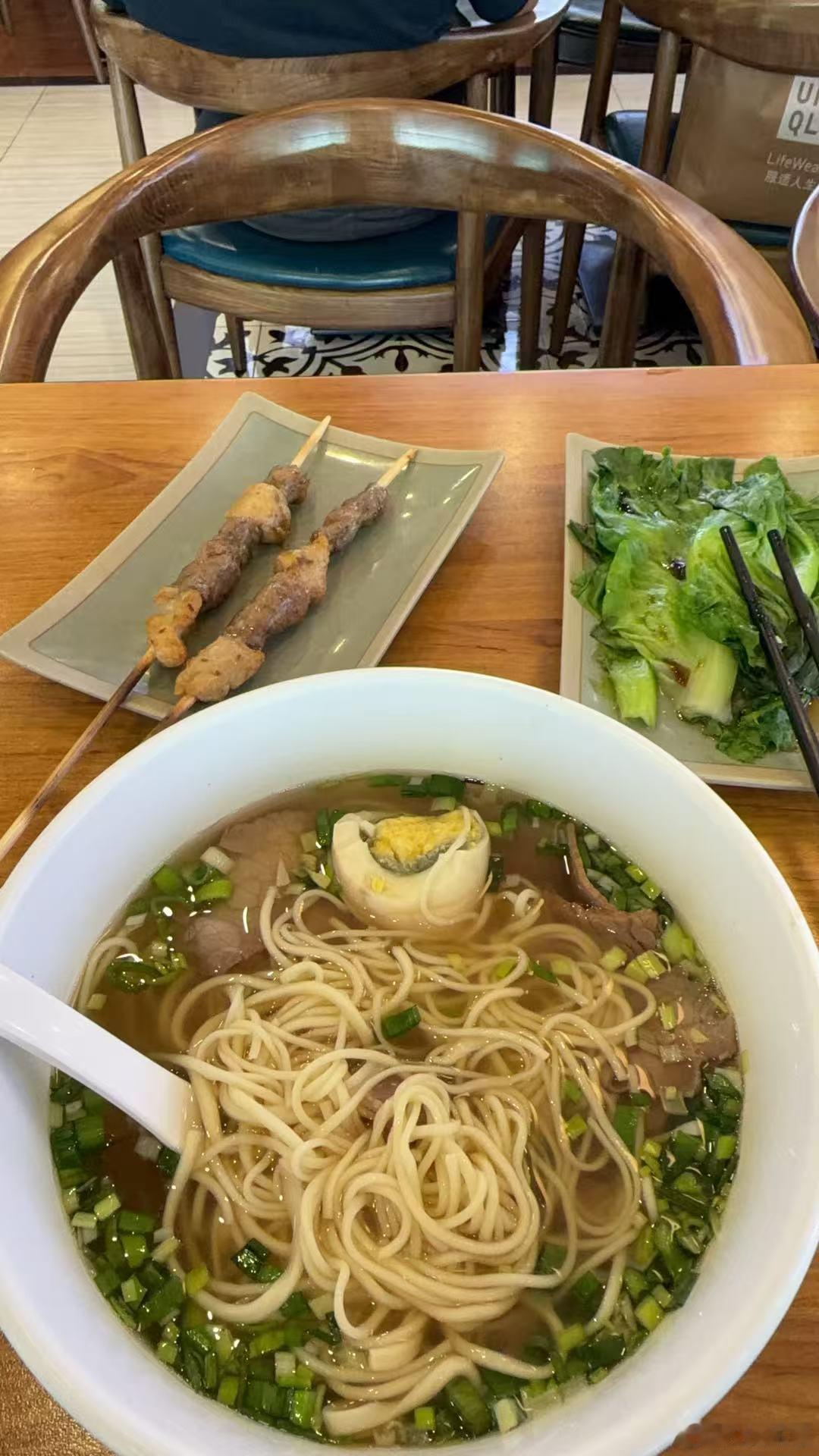 武汉天河机场中午吃的一个套餐，牛肉面+羊肉串，68.8元。然后下午狂拉肚子，两三