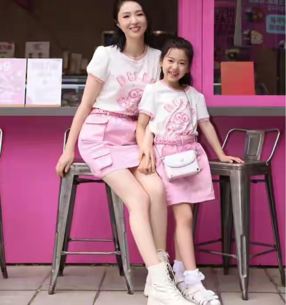 董璇女儿北京庆生太扎心，亲爸继父同场不算啥，最可怕的是这种教育差距娱乐