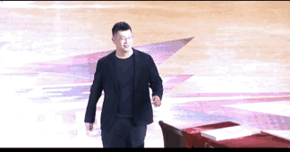 丁彦雨航和李根，这两个家伙，在CBA混不下去了，跑到NBL，都担起了球队的总经理