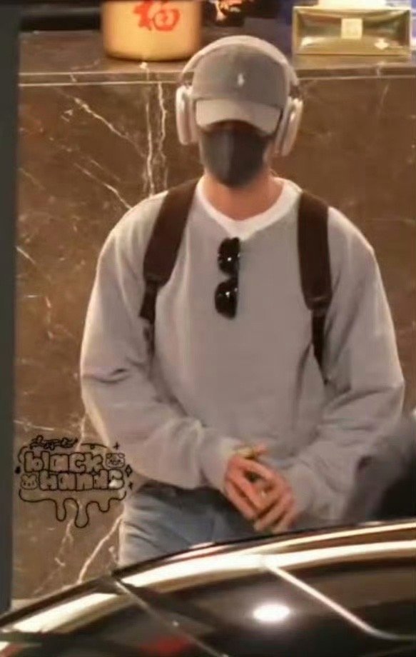 肖战大长腿一迈肖战一身潮酷男大范儿肖战到上海参加电视剧品质盛典，一身潮酷男大范