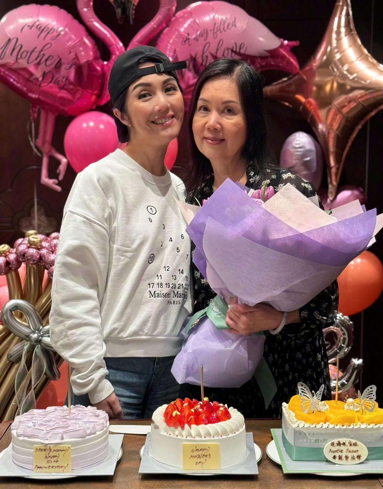 杨千嬅尴尬了，51岁看起来比她妈妈还要老，只怪杨妈妈真的好年轻啊！杨千嬅母亲节