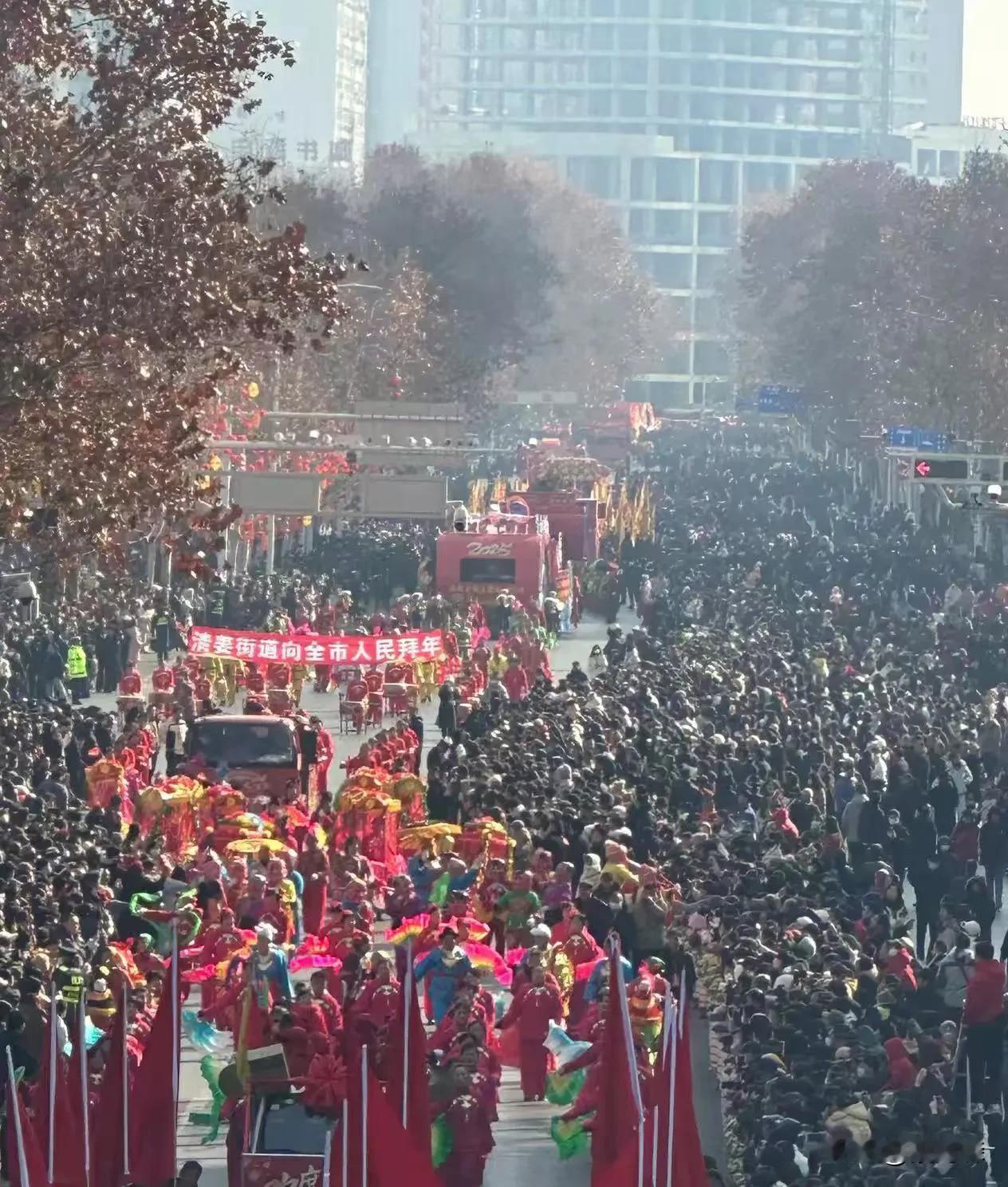 今天上午，宝鸡市老商业街——经二路重现昔日的人气和繁华景象了。今天是