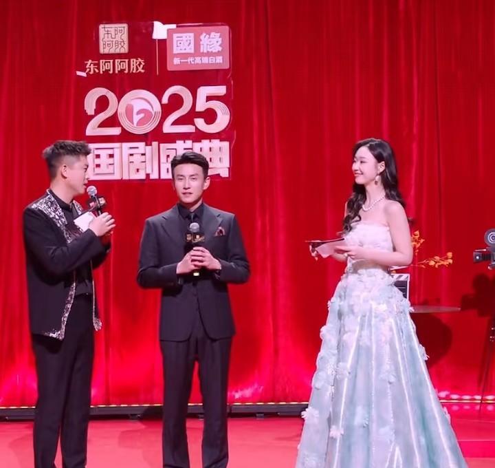 刘萧旭回应身高争议，但一个字都没提自己到底多高。全网盯着他和女演员的对比图，掏