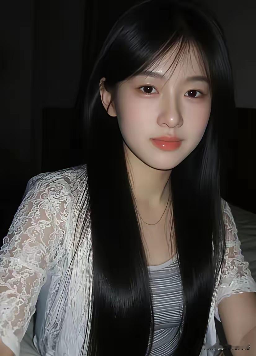 女孩看起来是非常漂亮的，眉宇之间，显得非常的沉静，非常的聪明，而且又非常的大方得