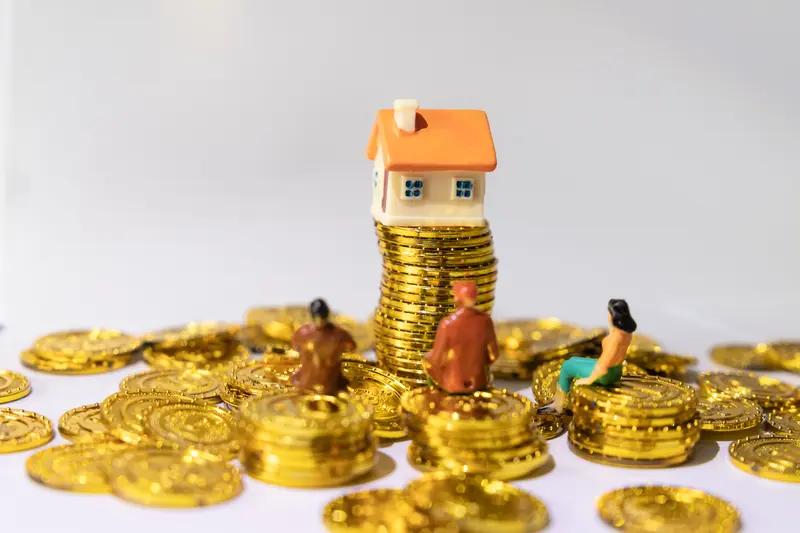 很多人在议论，这波房地产浪潮，买房的亏了，卖房的也亏了，那么谁赚了呢？现在是底了