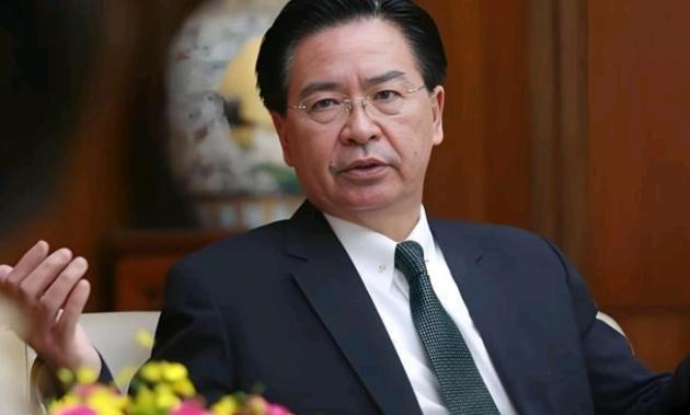 “台独”顽固分子吴钊燮出来放话了！7月6日，顽固“台独”分子、岛内所谓