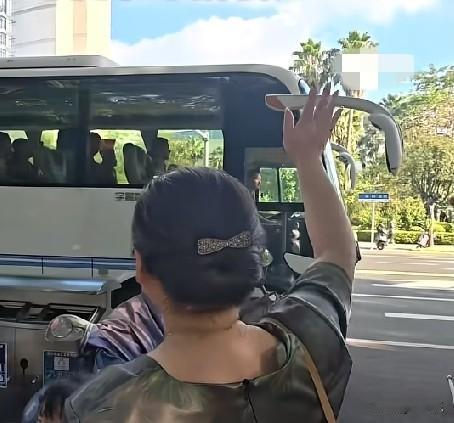近日，广西柳州，父母得知当兵的儿子要在国庆当天参与升旗仪式，父母开车2天从家乡赶
