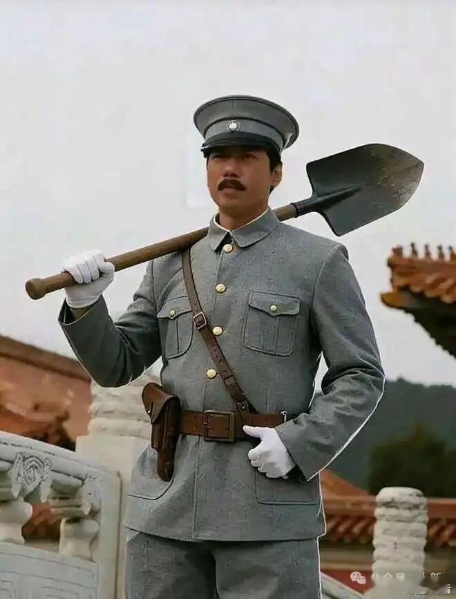 其父抢救性考古，斩断了大清龙脉及其遗族复國的幻想，父子俩皆为人杰….