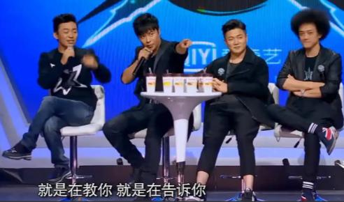 2015年，张大大指着王宝强说：“你信不信，我可以弄死你啊？给我老实点。”王宝强