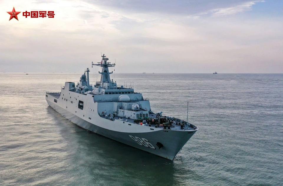 加装激光武器的071型船坞登陆舰"祁连山舰"首度公开，搭载直-20J舰载直升机
