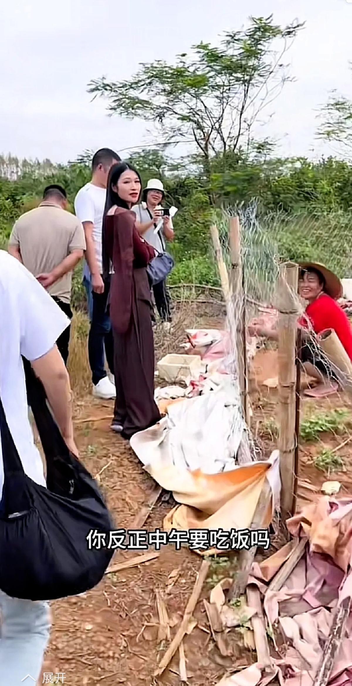 全红婵妈妈也太低调了！跑去菜地种菜都能被粉丝找到，可即便被打扰，她的反应真的让人