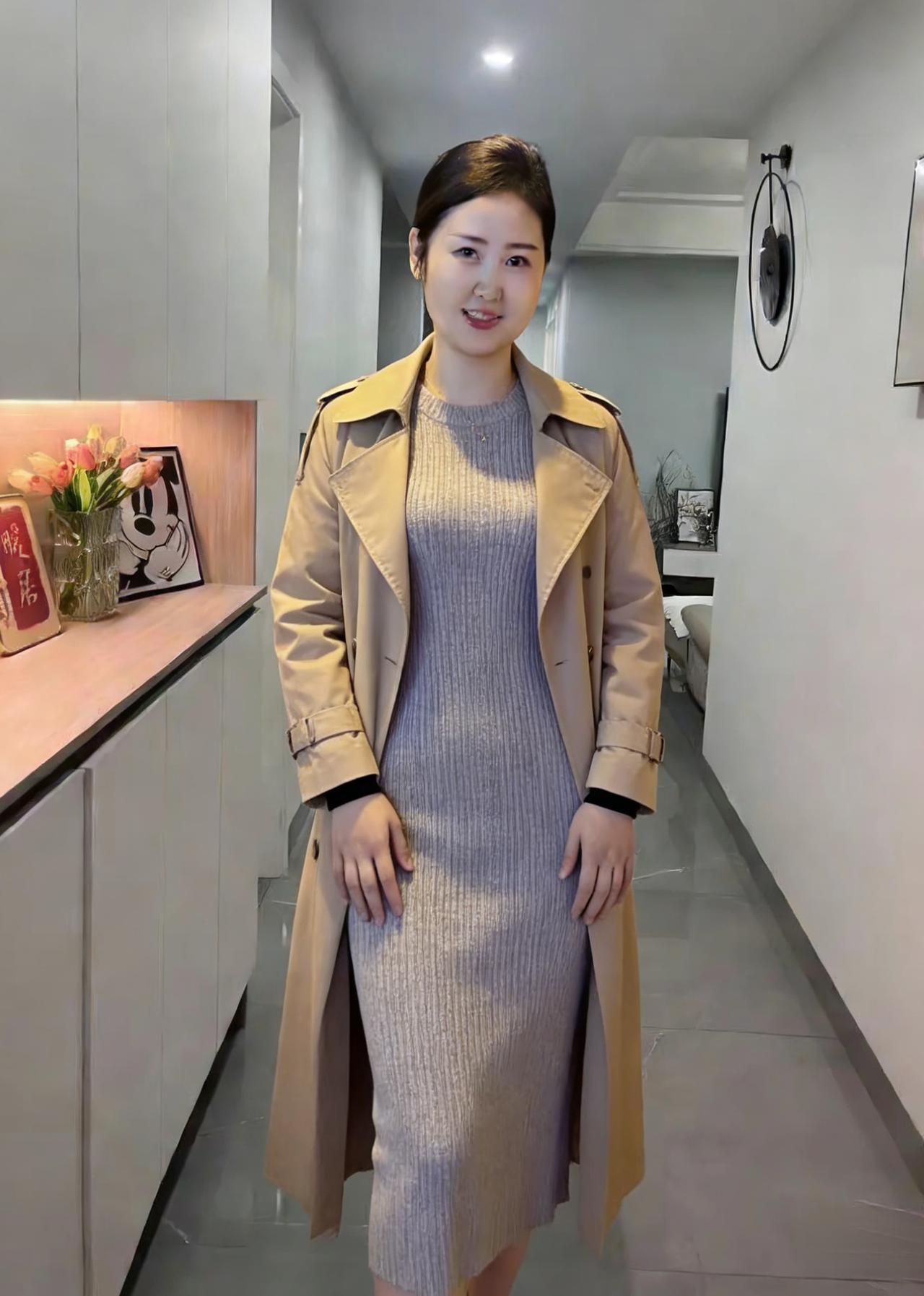 驼色风衣立暖厅，瓶花微绽暗香萦。一回眸处春风起，无需丹青画里行。