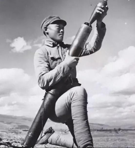 1945年，在山上休息的迫击炮手陈宝柳，忽然发现30多个日军和几个女人，正在不远