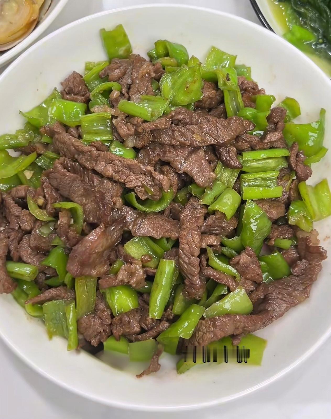 中午这桌家常菜是婆婆做的，每样都是我爱吃的。鲜椒牛柳、葱油花甲鲜香下饭，虫草