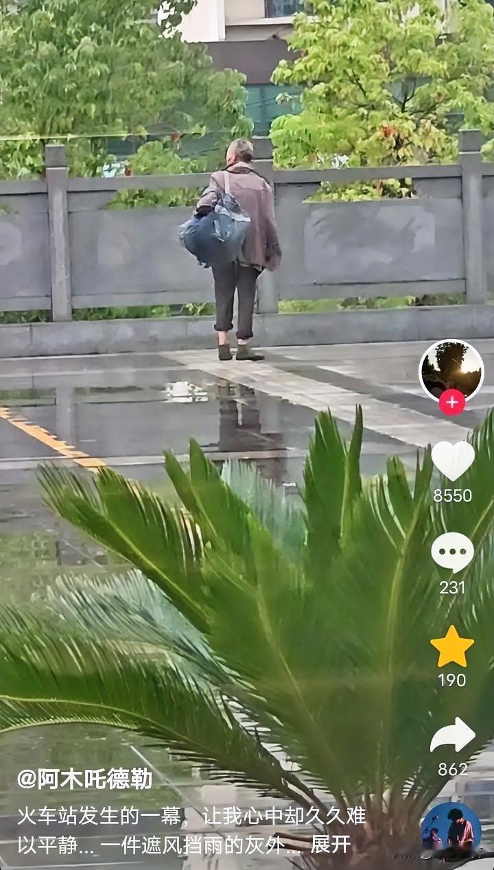 近日，湖北，一名小伙子在火车站等候检票，看见一位70多岁的老人家，穿着一件灰外套