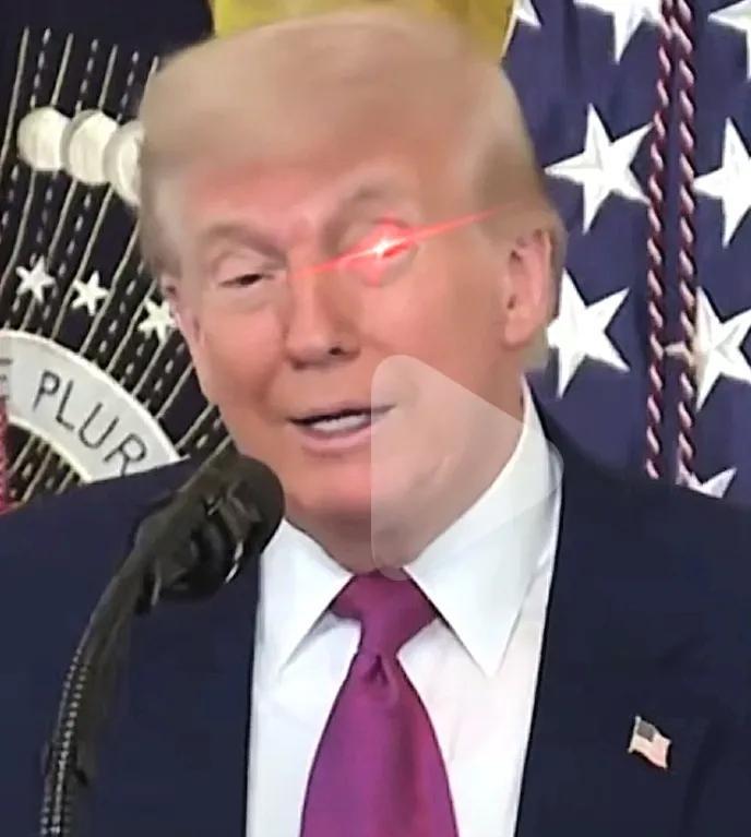 特朗普这次又没给马克龙留面子。听说法国要搞庆祝二战胜利活动，特朗普问马克龙：你